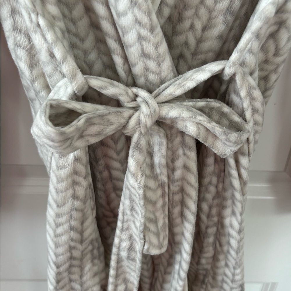 Miyu Fleece Robe - Picture 3 of 7